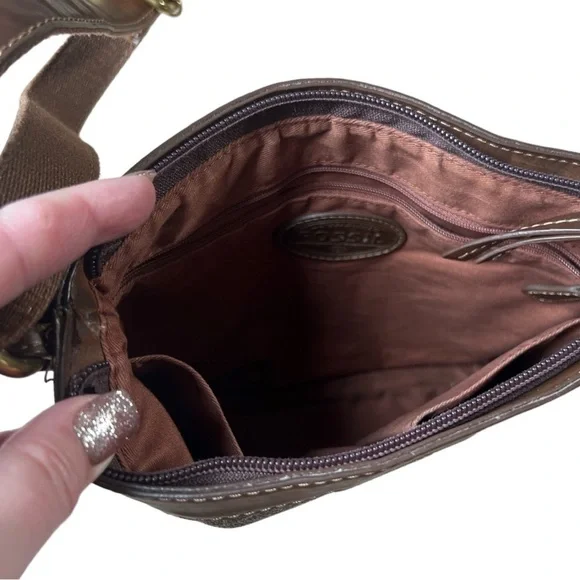 Fossil Issue Number 1954 Women’s Brown and Tan Crossbody Adjustable Strap Purse - Picture 9 of 11